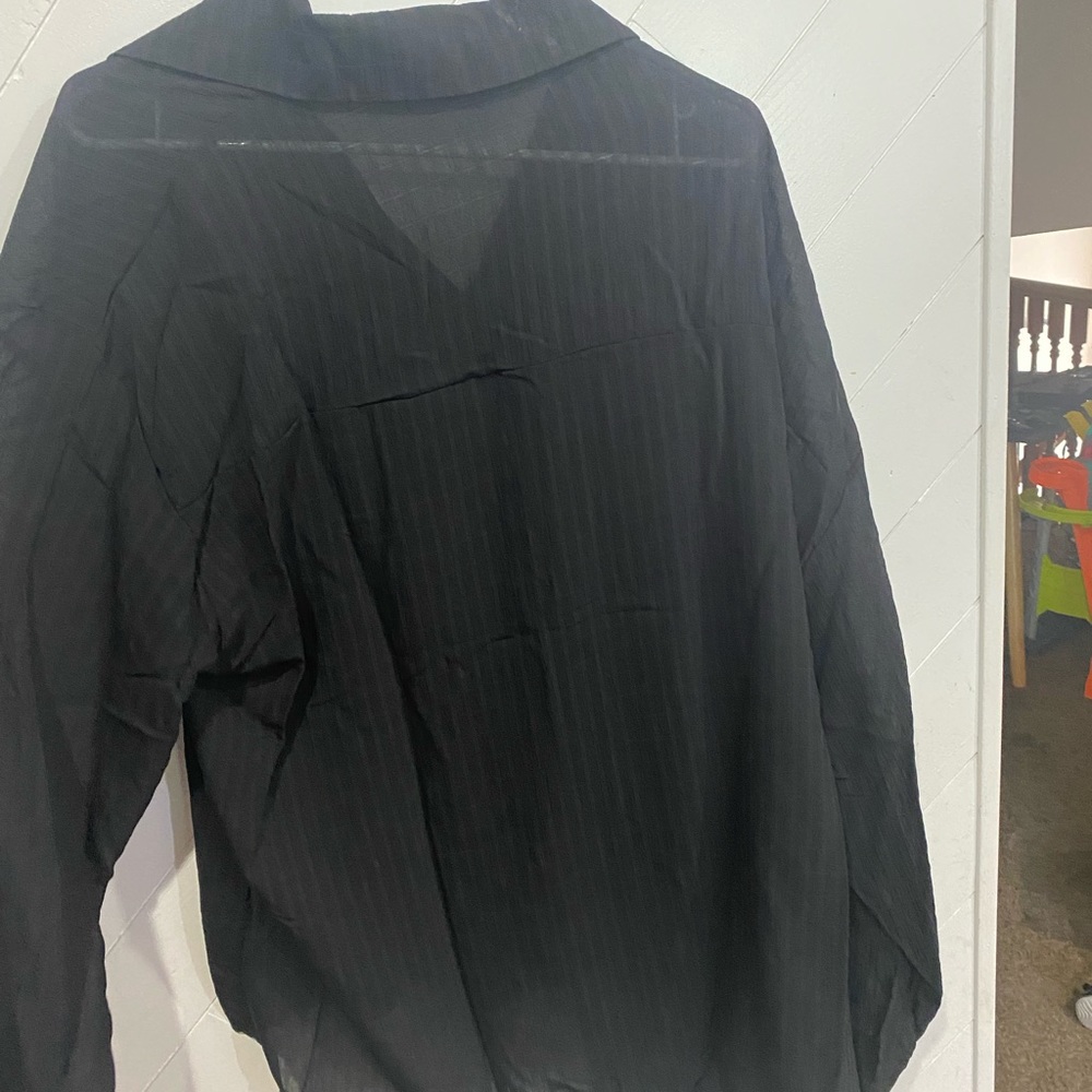☀️BooHoo black button up with hi low front